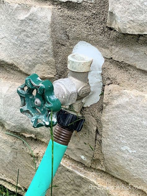 Easy way to extend and raise hose bib or spigot with no plumbing. Allows you to move the water spigot anywhere in the yard. Outdoor Faucet Extender, Water Spigot Ideas Outdoor, Water Faucet Outdoor Ideas, Water Hose Holder Ideas, Outdoor Faucet Ideas, Water Hose Holder, Raised House, Garden Hose Holder, Wall Faucet