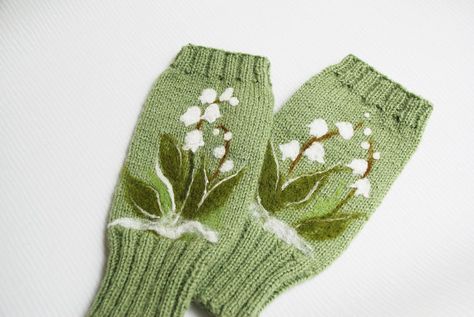 Green Fingerless Gloves, Lily Of The Valley Flowers, Rose Of Sharon, Flower Stand, Knitting Accessories, Felt Flowers, Lily Of The Valley, Winter Accessories, Yarn Crafts