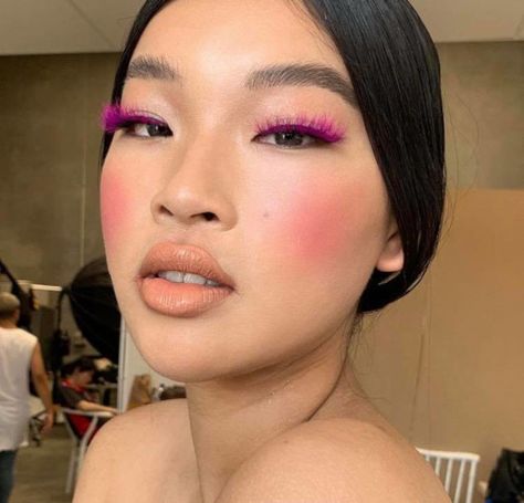 2020 Makeup Trends, Pink Eyelashes, 2020 Makeup, Hair Bag, Bold Makeup, Creative Makeup Looks, Pink Makeup, Kiss Makeup, Fall Makeup