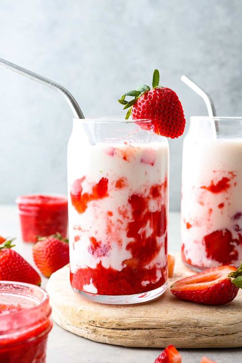 Strawberry Moon Milk, Minuman Strawberry, Strawberry Milk Drink, Strawberry Milk Recipe, Korean Strawberry Milk, Korean Strawberry, Strawberry Cheesecake Salad, Recipes Korean, Cute Treats