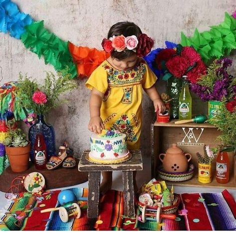 Mexican Kids Party, Mexican Theme Party Decorations, Coco Party, Taco Twosday, Mexican Birthday Parties, First Birthday Cupcakes, Ideas Para Fotos, Mexican Party Decorations, Fiesta Birthday Party