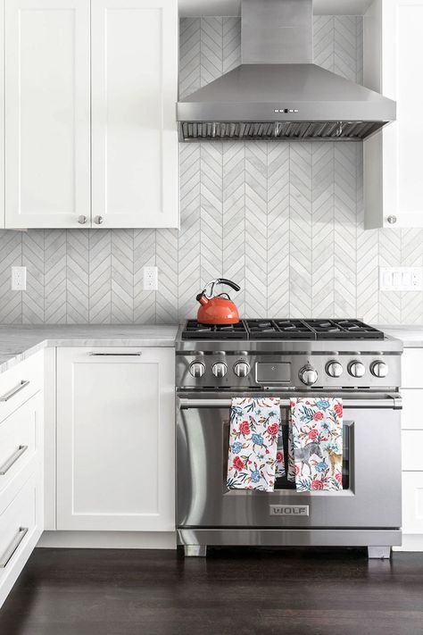 White Kitchen Marble Backsplash, Gray Kitchen Backsplash, Chevron Backsplash, Pearl Backsplash, White Tile Kitchen Backsplash, Backsplash For White Cabinets, 2022 Kitchen, White Marble Kitchen, White Kitchen Backsplash