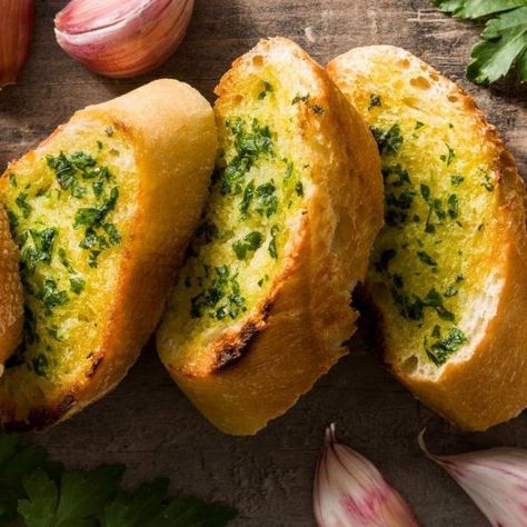 Baguette Garlic Bread, Garlic Butter For Bread, Cheesy Garlic Bread Recipe, French Loaf, Homemade Garlic Butter, Make Garlic Bread, Slow Cooker Times, Baguette Recipe, Winter Cooking