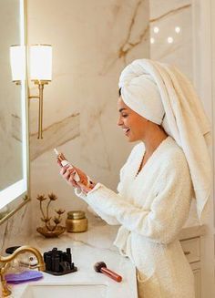 Lifestyle Beauty Photography, Bathroom Lifestyle Photography, Bathroom Photoshoot Ideas, Cleaning Photography, Skincare Bathroom, Woman Bathroom, Bathroom Photoshoot, Beauty Blogger Photography, Weekend Routine