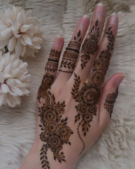 💯🌼 Mehndi New Designs Unique, Back Mehendi Designs For Hands, Mehandi Designs For Hands Unique, Mehndi Designs Simple Back Hand, Mehendi Designs For Back Hands, Finger Henna Designs Simple, Back Hand Simple Mehndi Design, Mehendi Designs Simple, Simple Back Hand Mehndi Designs