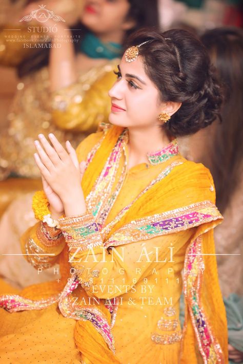 Mehndi Hair, भारतीय दुल्हन संबंधी, Saree Hairstyles, Nikah Dress, Shadi Dresses, Bride Sister, Salwar Kamiz, Super Hair, Funky Hairstyles