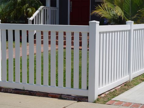 Flat Top Fence, White Painted Fences Ideas Backyards, Picket Fence Ideas, Picket Fencing, Wood Picket Fence, Wood Fences, Picket Fences, Living Fence, Front Fence