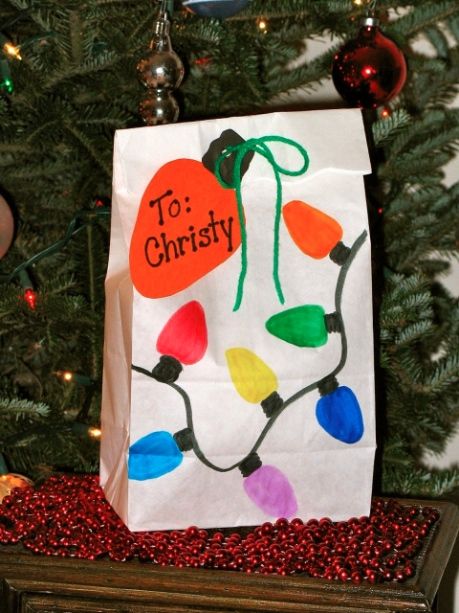 A simple white bag decorated with marker quickly becomes a holiday gift bag Creative Gift Wrapping Ideas, Homemade Gift Bags, Diy Holiday Gift Wrapping, Creative Holiday Gifts, Creative Wrapping, Frugal Christmas, Decorated Gift Bags, Christmas Gift Packaging, Christmas Treat Bags