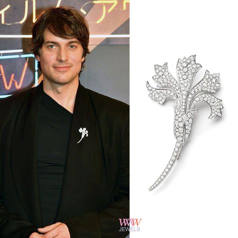 Lucas Bravo's Chaumet brooch at at the 16th Asian Film Awards in Hong Kong. Diamond Brooch For Men, Broach For Men, Bulgari High Jewelry, Lucas Bravo, Brooch For Men, Jewelry Looks, Brian Cox, Men's Brooch, Asian Film