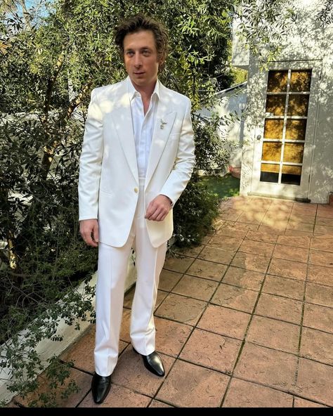 Happy SAG Awards day to all that celebrate! Or really anyone who loves seeing #jeremyallenwhite in an off-white @ysl suit and @tiffanyandco jewels. Thank you @sweetbabyjamie for your service. #sag #sagawards Jamie Mizrahi, Lip Gallagher, Allen White, Jeremy Allen White, White Suit, Sag Awards, Bridal Inspo, Bird Brooch, Happily Married