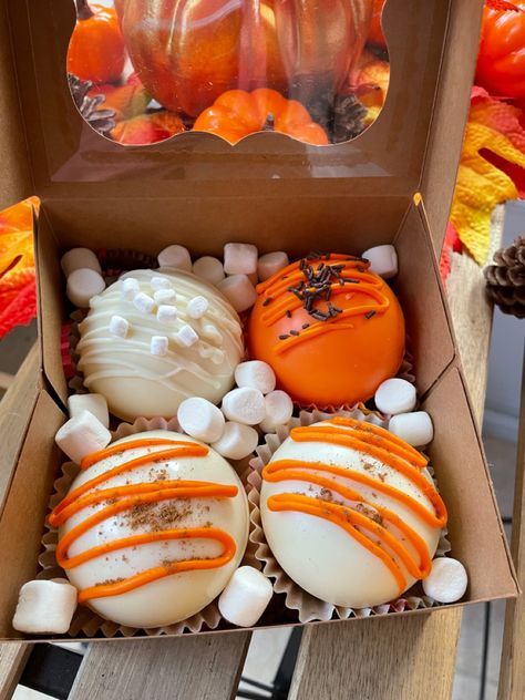 Milk chocolate, pumpkin spice, white chocolate flavours #hotchocolatebombs #pumpkinspice #milkchocolate #whitechocolate Whittard Hot Chocolate, Fall Hot Chocolate, Autumn Cakes, Postres Halloween, Fall Aesthetics, Autumn Food, Spiced Chocolate, Chocolate Pumpkin, Covered Pretzels