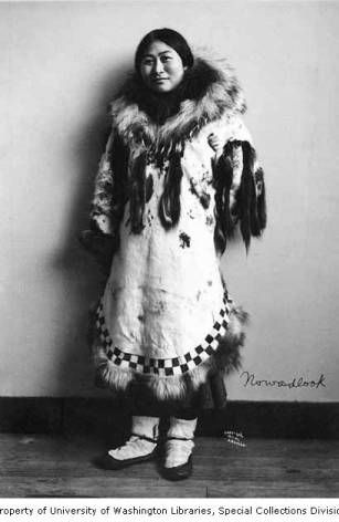 Inuit women, dressed in fur parka - 1900 #dobbs #pespowstories #parka #pespow Inuit Clothing, Inuit People, Native American Clothing, Indian Pictures, Inuit Art, Fur Parka, American Clothing, World Cultures, First Nations