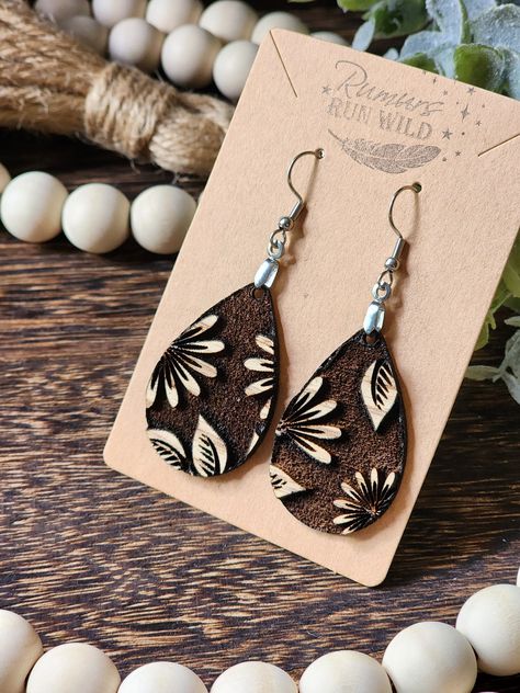 Cute Fall flower themed Wood Dangle Earrings for Her! These natural wood earrings are nature themed with the red oak and engraved Fall flower design. Created in a teardrop shape for a simple shape that can go with any outfit. These Autumn earrings are perfect for a boho look for your sister, or as a gift for mom.  Created with nickel free, stainless steel earring hooks, and paired with a super lightweight wood, these are great for sensitive ears!  Size:  *Pendant Size: 1.5 inches long and 0.9 in Boho Wooden Earrings, Wood Burned Earrings Diy, Pyrography Earrings, Autumn Earrings, Wood Jewelery, Wood Dangle Earrings, Laser Engraved Ideas, Fall Flower, Gift For Sister