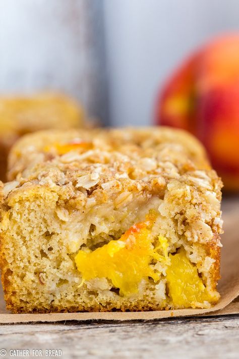 Peach Streusel Quick Bread - Delicious fruity quick bread recipe made with fresh peaches and topped with a crunchy oat streusel. Summer's best for breakfast, brunch or snack. Peach Quick Bread, Peach Streusel, Peach Oatmeal, Peach Bread, Yogurt Bread, Tea Bread, Lemon Bread, Best Sweets, Fresh Peaches