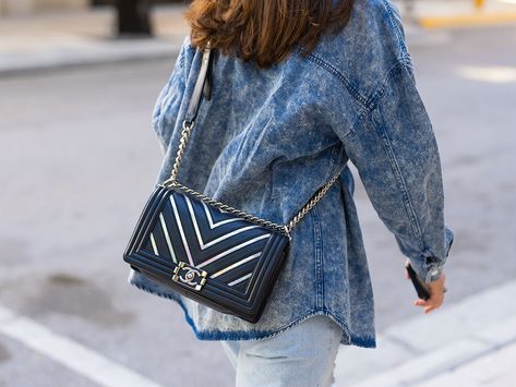 Celebrating a Decade of the Chanel Boy Bag - PurseBlog Chanel Shopper, Chanel 19 Bag, Graduated College, Modern Handbag, Street Style Bags, Chanel 19, I Graduated, Duchess Kate, Chanel Boy