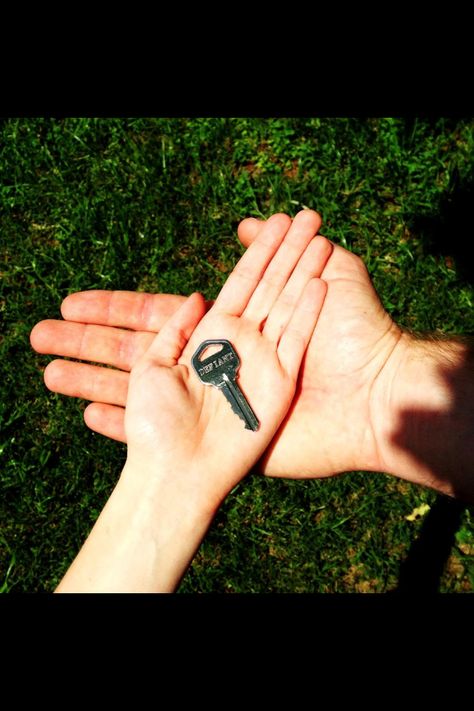 Want a Picture of us holding keys to OUR 1st Home Holding Keys To Apartment, Holding House Keys Aesthetic, Apartment Key Picture, Our First Home Pictures, New Home Keys Picture, New House Pictures Couple Keys, House Keys In Hand, Closing On House, First Home Pictures