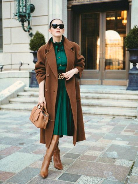 Emerald Green Outfit, Green Dress Outfit, Rok Outfit, Color Combos Outfit, Color Combinations For Clothes, Mode Chic, Outfit Trends, Brown Coat, Ținută Casual