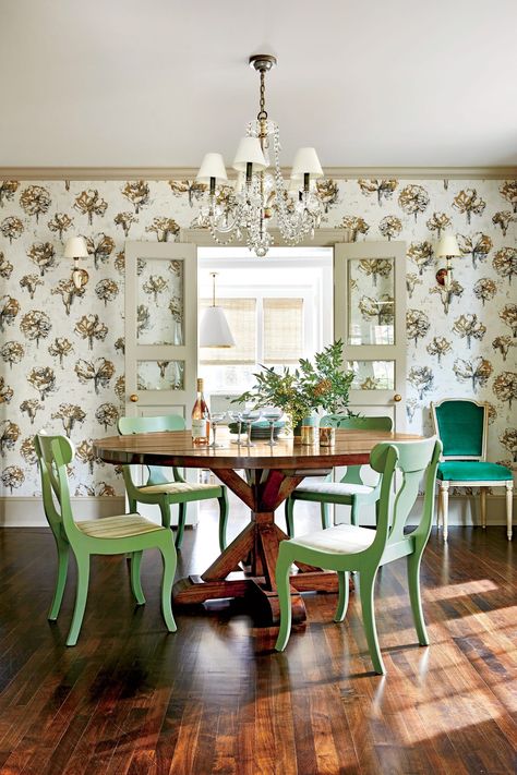 Colonial House Remodel, Round Dining Table Decor, 1930s Home, Vermont House, Round Table And Chairs, Round Dining Room Table, Traditional Dining Rooms, Dining Room Wallpaper, Traditional Dining