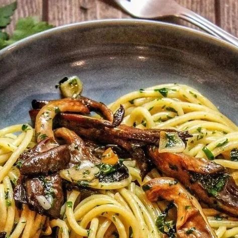 @vegan.plan.channel on Instagram: "Follow @vegan.meal.plan more for daily vegan recipes 😘  Aglio e Olio with Oyster Mushrooms 🍄⁣ ⁣⁣ by @realizing_fitness ⁣⁣ ⁣Here’s how to make it:⁣ ⁣⁣ ⁣60ml extra virgin olive oil ⁣ ⁣8 gloves garlic, thinly sliced⁣ ⁣1 red chili, sliced (optional)⁣ ⁣250g oyster mushrooms⁣ ⁣1/2 cup (roughly) chopped parsley ⁣ ⁣2 tbsp @love.legrand salted vegan butter⁣ ⁣60g vegan parmesan⁣ ⁣200g spaghetti ⁣ ⁣salt + pepper, to taste⁣ ⁣⁣ ⁣In a large pot of salted, boiling water, cook pasta according to package instructions. ⁣ ⁣⁣ ⁣Separate oyster mushrooms and trim stems. ⁣ ⁣⁣ ⁣In a frying pan over medium heat, add oil and then mushrooms. Cook without disrupting until golden on one side (3 or so minutes). Toss and continue cooking for a minute or two. ⁣ ⁣⁣ ⁣Reduce heat and add Oyster Mushroom Pasta Recipe, Vegan For A Week, Vegan Plan, Vegan Meal Plan, Vegan Recepies, Mushroom Recipes Pasta, Aglio E Olio, Oyster Mushrooms, Vegan Parmesan