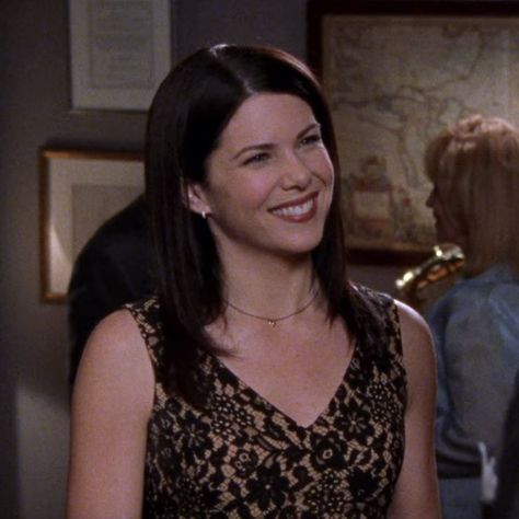 Lorelai Gilmore Style, Gilmore Girls Characters, Lorelei Gilmore, Gilmore Girls Fashion, Gilmore Girls Outfits, Team Logan, Mother Daughter Relationships, Lauren Graham, Lorelai Gilmore