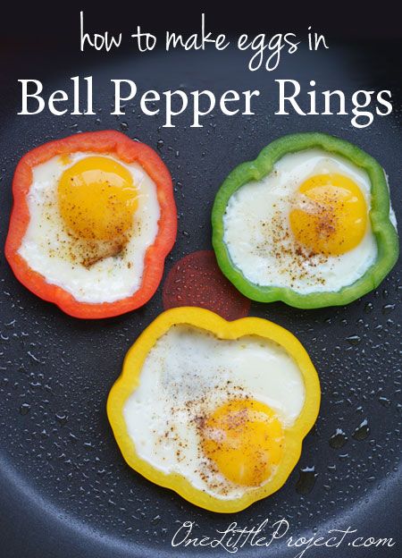 Eggs in bell pepper rings for an easy, healthy and beautiful breakfast Bell Pepper Rings, Pepper Rings, How To Cook Eggs, Bell Pepper, Yummy Breakfast, Brunch Recipes, Paleo Recipes, Stuffed Bell Peppers, Peppers