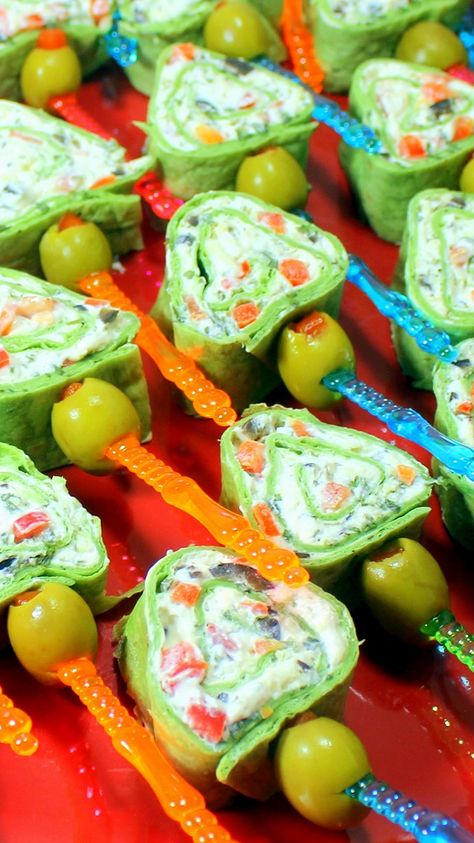 Oh Boy Pinwheel Appetizers...   But not just any Pinwheels, this is a GREAT idea for a Holiday Party with the colors.  Anything red an... Roll Up Appetizers, Pinwheels Appetizers, Christmas Eve Appetizers, Make Ahead Christmas Appetizers, Veggie Christmas, Veggie Appetizers, Pinwheel Sandwiches, Christmas Tree Food, Healthy Appetizers Easy