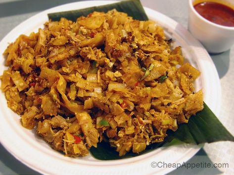 Kotthu Roti, A famous Sri Lankan Street food Very Spicy and Filling! Srilankan Food, Kerala Dishes, Tamil Food, Tamil Culture, Malaysia Food, Sri Lankan Recipes, Curry Dishes, India Food, Indian Street Food