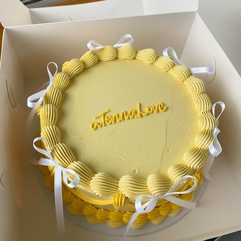 💛 Obsessed with this yellow custom cake! 8” mini is such a great size for a classic celebration cake 🌼🌙🌟 Yellow Smash Cake, Yellow Vintage Cake, Light Yellow Cake, Yellow Cake Design, Yellow And White Cake, Yellow Birthday Cake, Bolo Vintage, Yellow Birthday, Green Cake