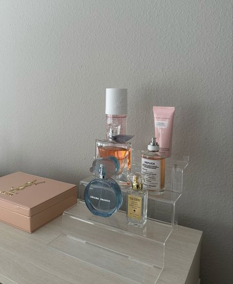 Beauty Products Acrylic Perfume Stand, Perfume Holder Ideas, Perfume Organization Organizing Ideas, Skincare Stand, Perfume Display Shelf, Perfume Stand Display, Perfume Display Ideas, Small Vanity Ideas, Cologne Organizer For Men