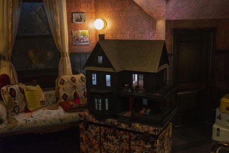 The New Sabrina Spellman Lives In A Perfectly Witchy Teen Bedroom | HuffPost #vintageBedroom Sabrina Costume, Blue Teen Girl Bedroom, Eclipse Lunar, Chilling Adventures Of Sabrina, Sabrina Spellman, Vintage Bedroom, Iron Bed, Teenage Bedroom