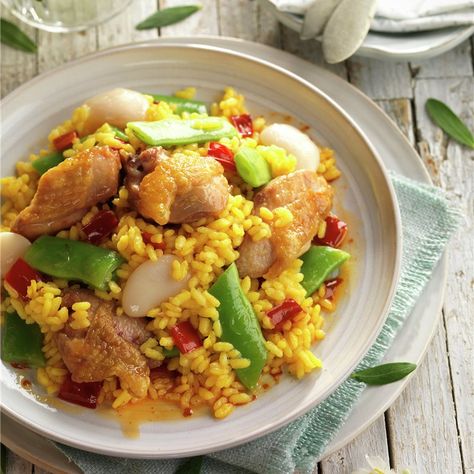 Paella valenciana tradicional - Lecturas Paella Valenciana, Sweet And Sour Pork, Fried Rice, Rice, Ethnic Recipes