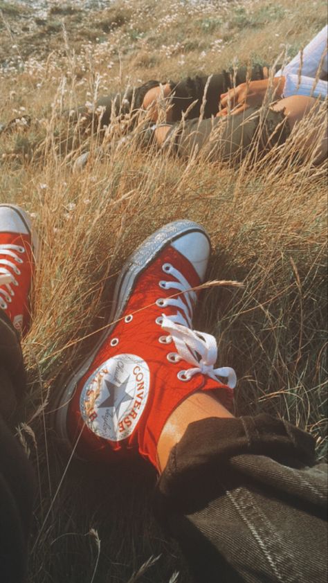 Red converses James Potter Red Converse, Orange Converse Aesthetic, Aesthetic Red Converse, Red Converse Aesthetic, Red Hightop Converse, Retro Converse, Red Converse Outfit, Red High Top Converse, Outfit Converse