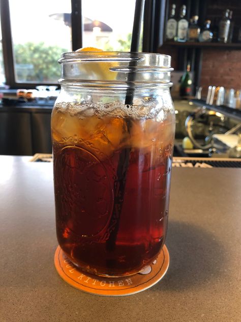 sweet iced tea in mason jar, delicious Tea In Mason Jars, Sweet Tea Aesthetic, Mason Jar Aesthetic, Mason Jar Tea, Sweet Iced Tea, Mason Jar Drinks, Library Cafe, Tea Restaurant, Mason Jar Cups