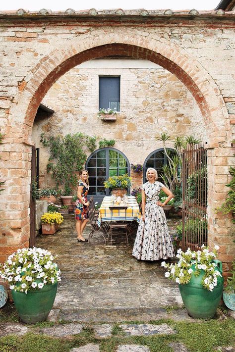 A dramatic archway leads to an open-air courtyard. - HarpersBAZAAR.com Tuscan Style Garden, Tuscan Style Bedrooms, Plants For Privacy, Tuscan Style Decorating, Tuscan Farmhouse, Tuscan Style Homes, Italian Farmhouse, Tuscan Garden, Backyard Plants