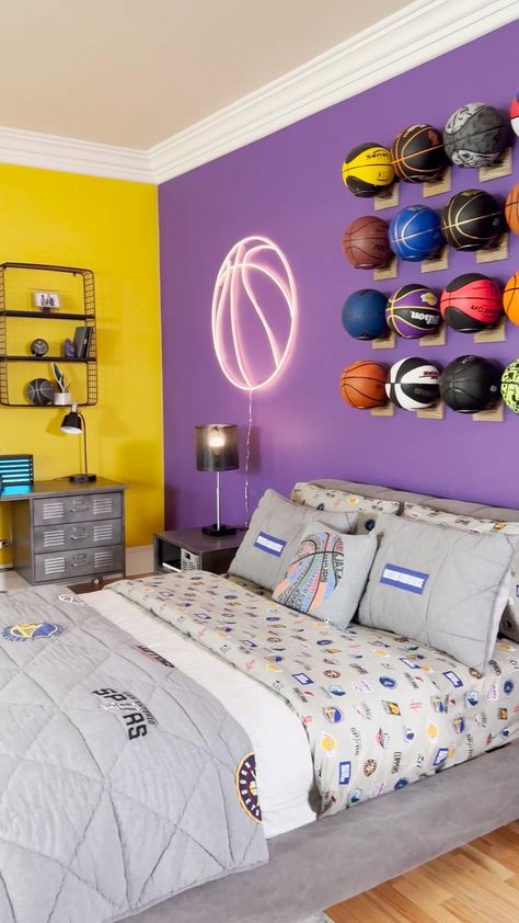 Lakers Bedroom, Teen Sports Bedroom, Bedsitter Arrangement Ideas, Sports Bedroom Ideas, Man Room Ideas, Basketball Rooms, Boys Basketball Bedroom, Basketball Themed Bedroom, Cheap Bedroom Makeover