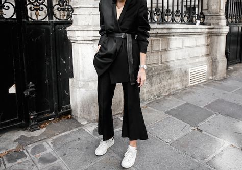 The Bare Basics Spy Style, Paris Ootd, Black Paris, Black White Outfit, Paris Fashion Week Street Style, Dress Well, All Black Outfit, Street Style Inspiration, Wardrobe Basics