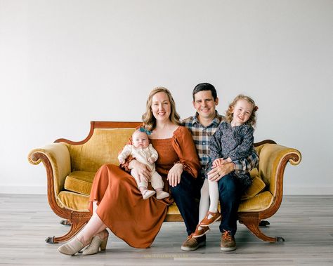 Family Portraits On Couch, Family Studio Photography Poses Christmas, Sitting Poses For Family Pictures, Family Pose On Couch, Family Photoshoot Sitting Down, Family Poses On Couch, Seated Family Photos, Couch Photoshoot Ideas Family, Family Portraits Living Room