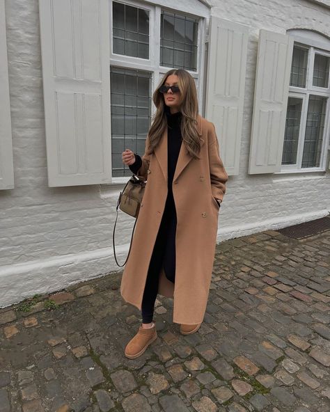 Neutral Fall Outfits 2023, Chilled Work Outfits, Winter2023 Outfit, Everyday Autumn Outfits, Winter Womens Outfits 2023, Coat Over Dress, Winter Neutral Outfits, Beige Winter Outfit, Autumn 2023 Outfits