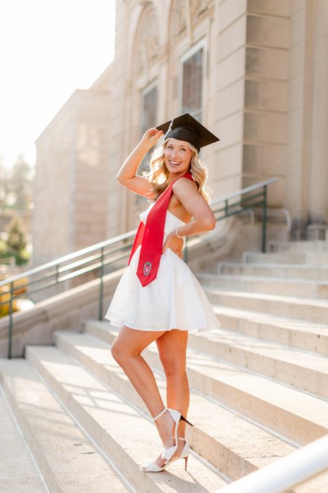 Graduation Pictures Girly, Grad Pics Cap And Gown, Girl Graduation Posing, Grad Photos Women, Graduate Pictures College, Graduation Sitting Poses, Cute Poses For Graduation Pictures, Grad Session Poses, Girly Graduation Pictures