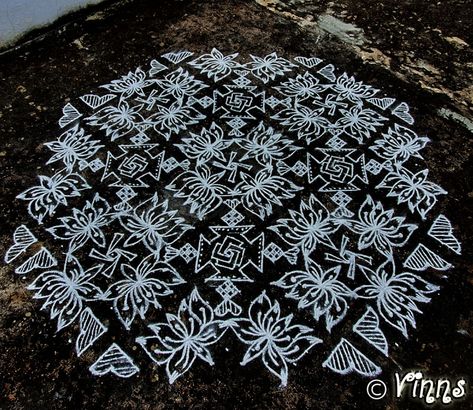 33 Dots Lotus Kolam for Margazhi Tippudu Muggulu, Lotus Kolam, Coffee Face Mask, Rangoli Side Designs, Big Rangoli, Sikku Kolam, Indian Rangoli, Simple Rangoli Designs Images, Rangoli Patterns