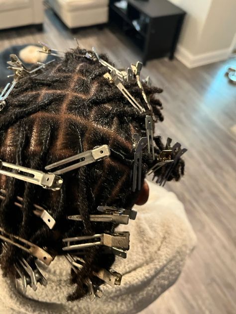 Cosmologist Aesthetic, Black Cosmetologist, Cosmetology School Vision Board, Hairstylist Aesthetic Vision Board, Hair Stylist Aesthetic Job, Hair School Cosmetology Aesthetic, Black Hairstylist Aesthetic, Hair Stylist Aesthetics, Cosmotologist Aesthetic