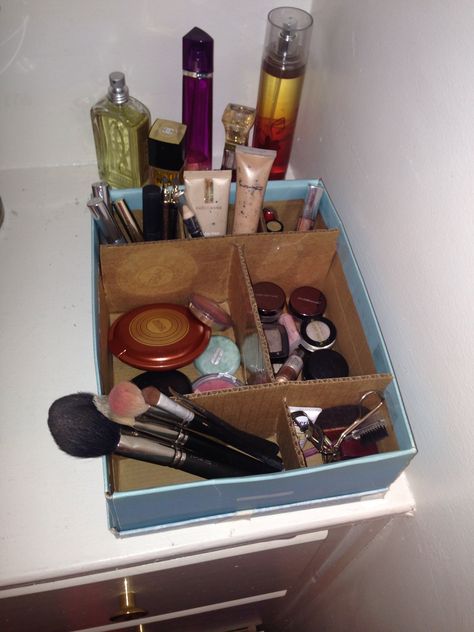 DIY makeup organizer idea I had that worked for me! shoe box, cardboard, scissors, and tape are all that are needed :) Diy Makeup Organizer Cardboard, Makeup Box Organizer, Shoe Box Diy, Diy Makeup Organizer, Cardboard Box Diy, Organized Spaces, Interesting Crafts, Diy Makeup Storage, Desk Organization Diy