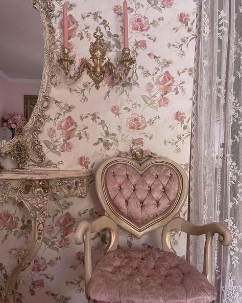 Regency Era Aesthetic, Aesthetic Royalcore, Aesthetic Chanel, Golden Aesthetic, Cottage Core Home, Royal Room, Romantic Academia, Cute Furniture, Pink Bedrooms