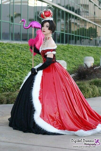 Queen of hearts, love the flamingo Flamingo Costume, Alice Costume, Queen Of Hearts Costume, Heart Costume, Twisted Tea, Halloween Things, Wonderland Costumes, Diy Kostüm, Princess Cosplay