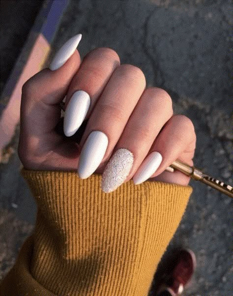 10 Holiday Nail Ideas for 2019 Nail Colors Winter, White Acrylic Nails, Almond Shape Nails, White Nail Art, Almond Nails Designs, White Nail Designs, Almond Nail, Super Nails, Best Top