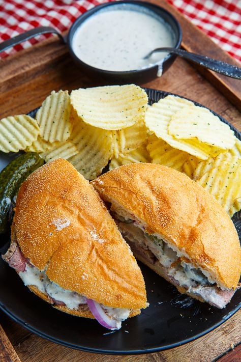 Roast Beef Sandwiches with Horseradish Sauce Slider Ideas, Horseradish Sauce Recipe, Roast Sandwiches, Deli Ideas, Roast Beef Sandwich Recipes, Creamy Horseradish, Creamy Horseradish Sauce, Dude Food, Slow Cooker Roast Beef