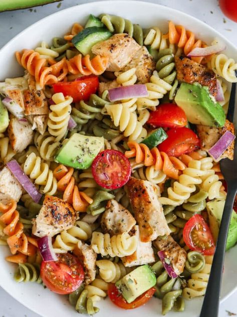 Chicken Pasta Salad - Simply Home Cooked Picknick Food, Picnic Chicken, Salad Bowl Recipes, Tri Color Pasta, Chicken Pasta Salad Recipes, Colored Pasta, Spiral Pasta, Pasta Chicken, Chicken Veggies