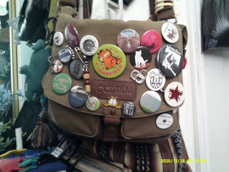 Messenger Bag With Pins, Pins On Bag, Bag With Pins, Pin Bag, Messanger Bag, Decorated Bags, Inside My Bag, Bag Pins, Backpack Decoration