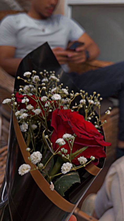 Snap With Flowers, Flower Bouquet Snap, Bouquet Of Flowers From Boyfriend, Photo Couple Snap, Fake Boyfriend Pictures Facetime, Snap Couple, Mirror Selfie With Flash, Flowers Snap, Eid Looks