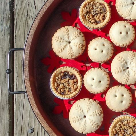 Irish Christmas Traditions, Mincemeat Pie, Mince Pie Recipe, Mince Pies Christmas, Irish Christmas, Mince Pie, Christmas Cookie Exchange, Christmas Tree Cookies, Pastry Sheets